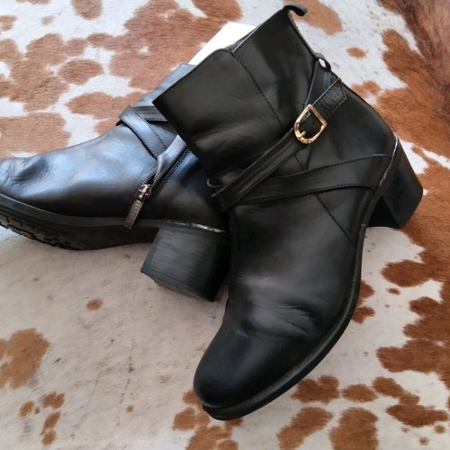 Leather ankle boots size 41 like new