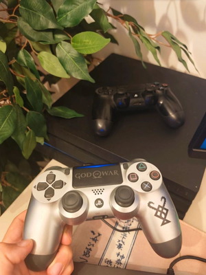 Κονσόλα PS4 Pro με 2 γνήσια χειριστήρια, έκδοση God of War