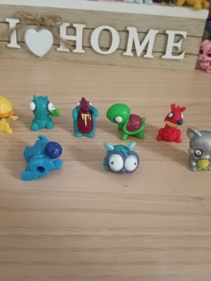 Zomlings surprise toys used set with Superzings figure