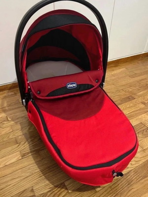 Chicco кош за новородено в червено