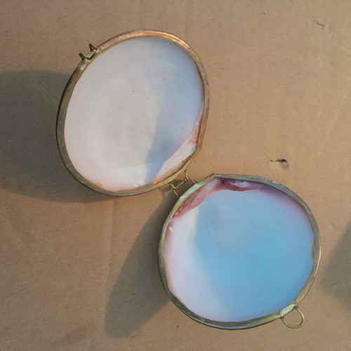 Shell box like new with brass details 8x7cm