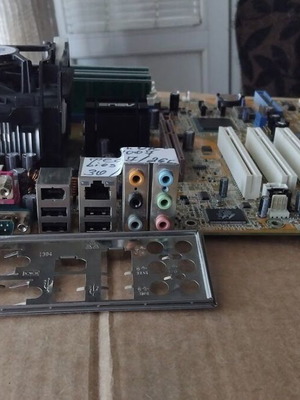 Asus P4P800-E Deluxe motherboard like new with CPU, fan, and RAM