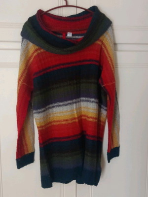Knitted warm sweater dress like new, red multicolor