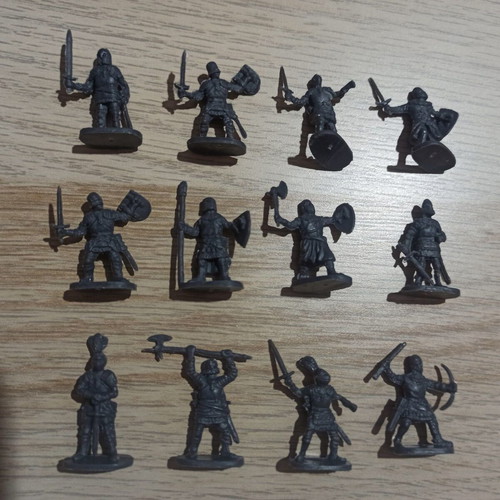 Toy soldiers set of 51 new in 12 different poses