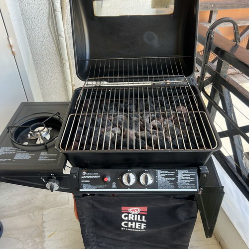Grill Chef by Landmann gas grill like new with 3 main burners and side burner