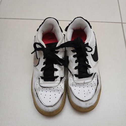Nike athletic shoes used, black and white, size 39