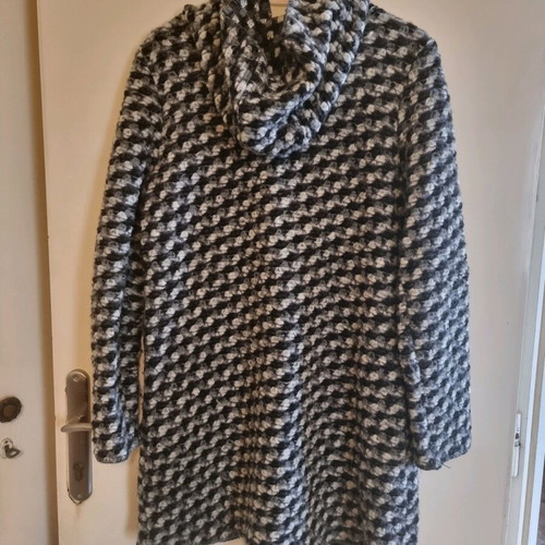 Zara women's coat like new, black and white, size L