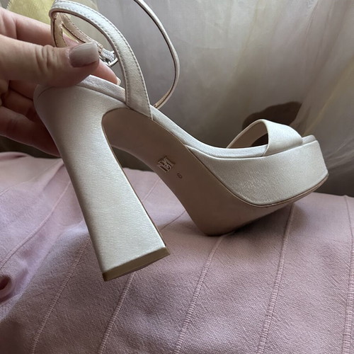 Badgley Mischka satin sandals size 6 like new, white
