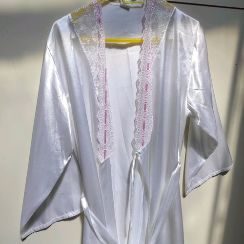 Satin robe and nightgown set like new, white and pink