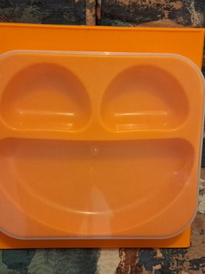 Baby feeding plate with suction cups like new
