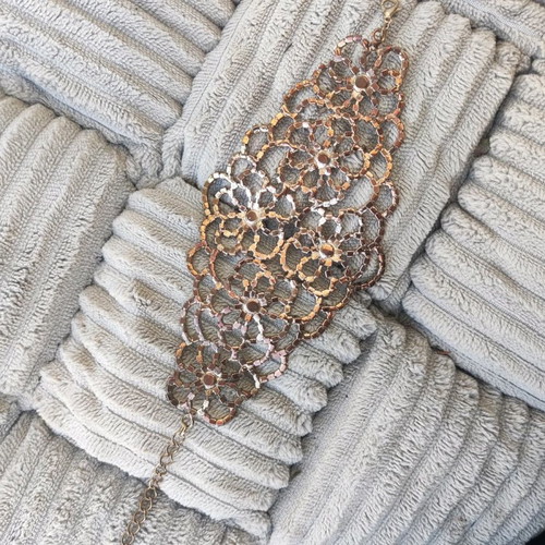 Evening bracelet with rhinestone flower motif like new, gold color