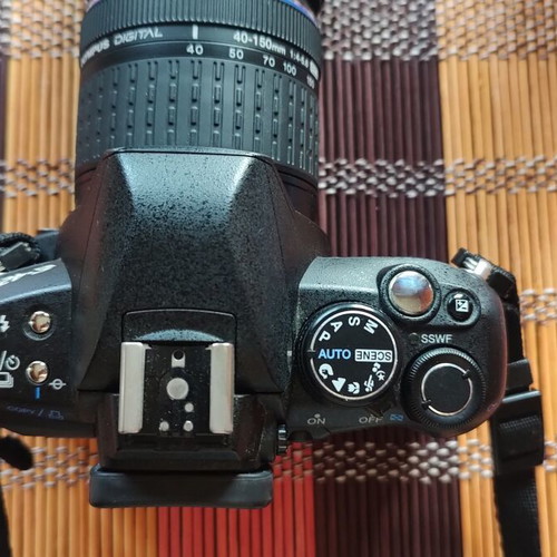 Olympus E420 DSLR camera like new with 2 lenses 17.5-45mm & 40-150mm telephoto