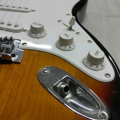 Suzuki electric guitar used with case, brown-white