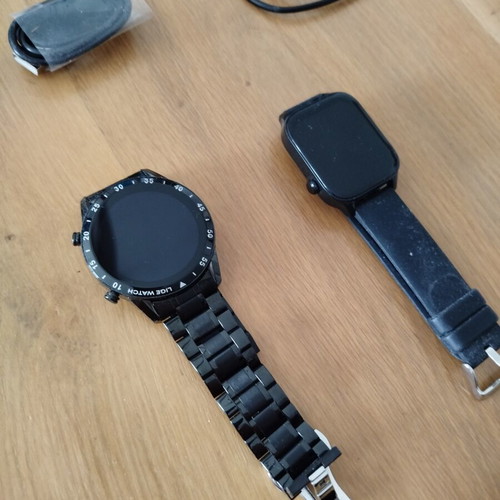 Smart watch like new, fully functional with chargers