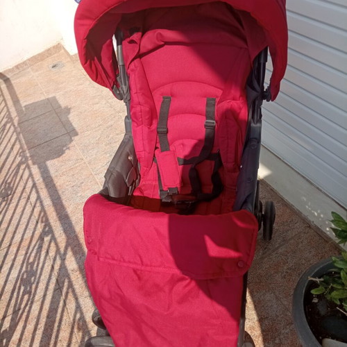 Chicco stroller like new with multiple backrest positions and storage