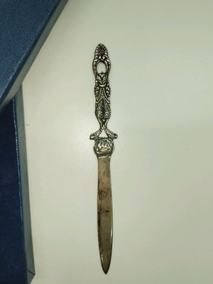 Ξιφίδιο χαρτοκόπτης μεταχειρισμένο σε χάρτινη σκληρή θήκη μήκους 17cm