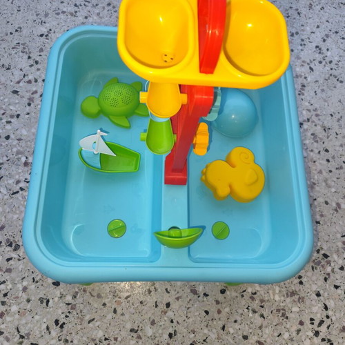 Children's sand and water play table