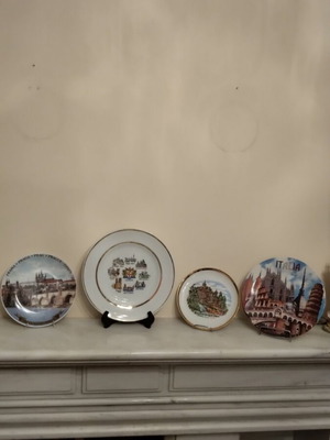 Porcelain decorative wall plates, like new, pack of 4