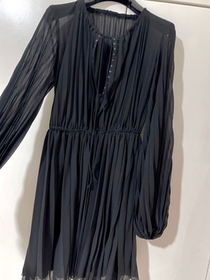 Πλισέ μαύρο φόρεμα Zara σε άλφα γραμμή σαν καινούργιο XS/S