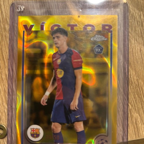 Pau Víctor Barcelona RC Gold Refractor 08/50 Topps Chrome 2024-25