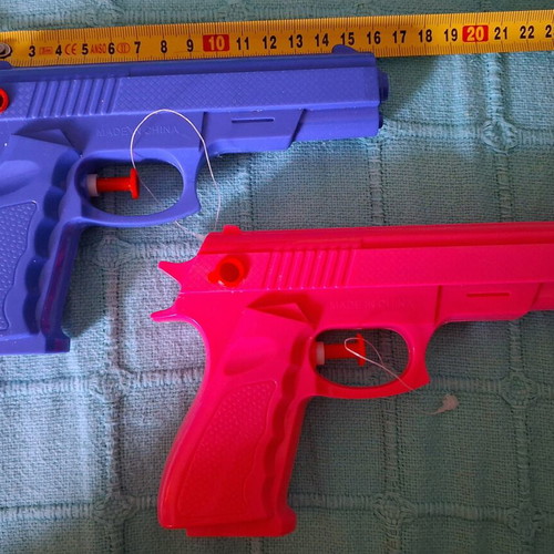 Plastic water guns set of 2, 17 cm, like new