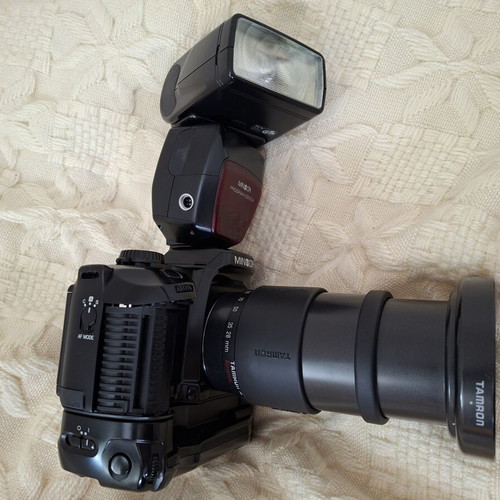 Minolta Dynax 600si Classic Black camera like new with lens and genuine flash