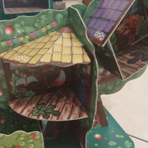 Montessori Treehouse like new with animals