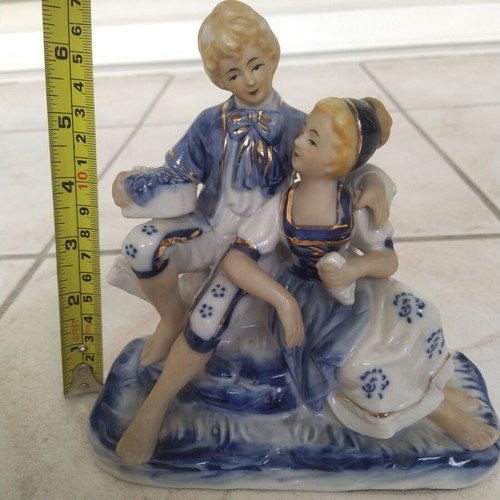 Vintage figurine hugging couple like new