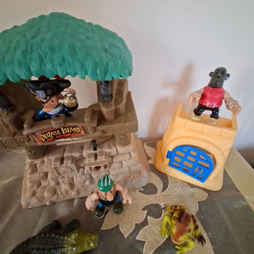 Pirate cave and prison set used with figures, crocodile and frog