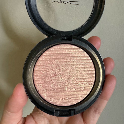 Mac Highlighter Extra Dimension Skin Finish like new, shade Beaming Blush