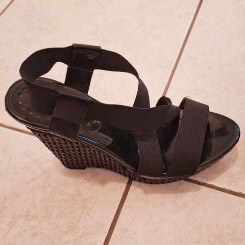 BCBG platform sandal size 36 like new, black