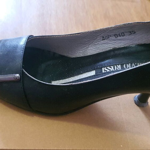 Black leather pumps used, medium heel size 35