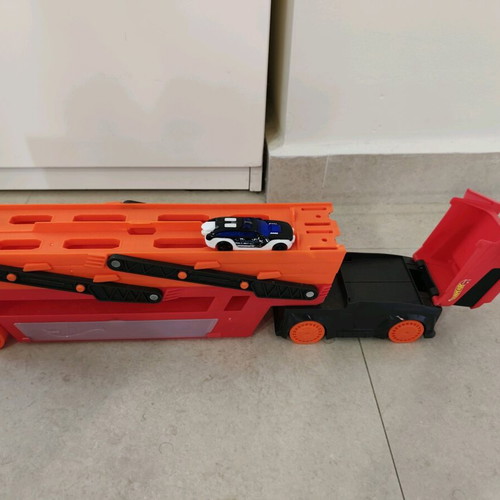 Hot Wheel truck garage like new with car