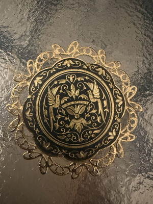 Vintage καρφίτσα με φτερωτό γρύπα σε τεχνική Damascene και ένθετα χρυσού 24Κ
