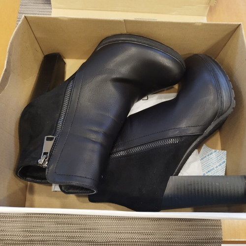 Celebrity black ankle boots like new, size 40, thick 10 cm heel