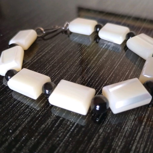 Bracelet with semi-precious stones like new, black and white
