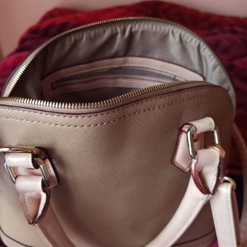 Beige leather shoulder handbag new, spacious, easy to carry