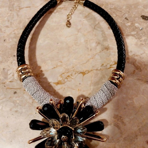 Statement necklace choker with daisy, new