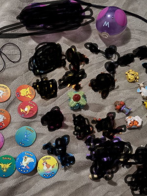 Φιγούρες Pokemon σε καλή κατάσταση μαζί με συλλεκτικές τάπες σαν καινούργιο