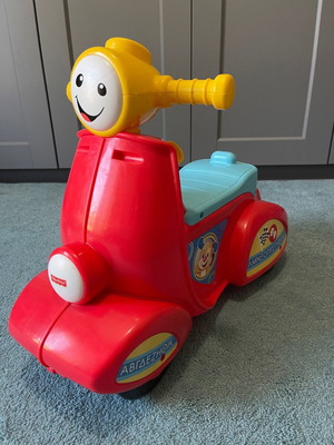 Scooter Fisher Price μεταχειρισμένο με 3 στάδια ήχων και πάνω από 50 εκπαιδευτικά τραγούδια