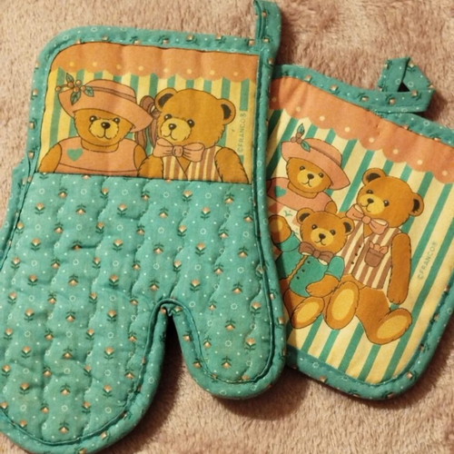 Oven glove and pot holder set like new with vintage teddy bear design