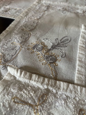 Machine embroidered table linens with silver-gold design, set of 4 like new