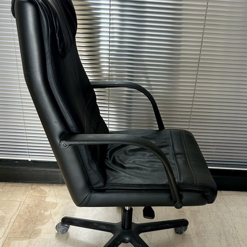 Office chair black leatherette like new with armrests and adjustable height