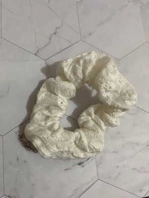 Scrunchie λευκό με σχέδιο λουλουδάκια σαν καινούργιο