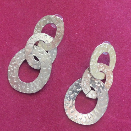 Elegant vintage earrings gold color like new