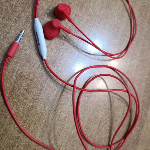 Pantone Celly Line wired earbuds like new, red, model PT-WDE001R1