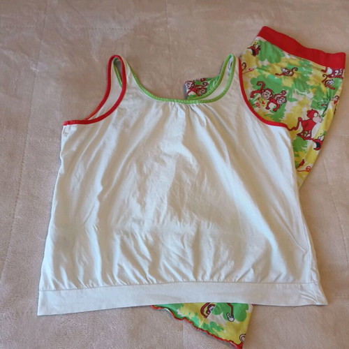 Vamp women's pajamas size M, cotton, like new, capri set
