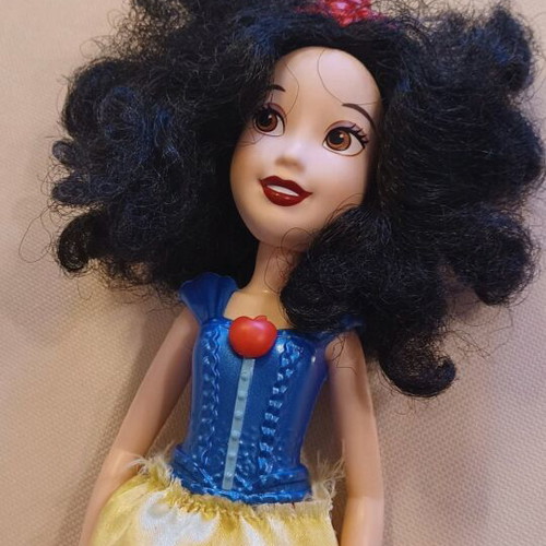 Hasbro Disney Princess Snow White doll used with belt