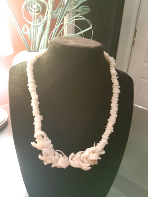 Necklace pink with ecru coral like new