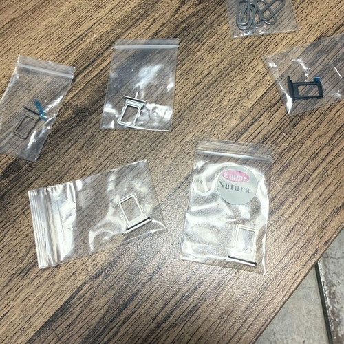 iPhone 16 Pro SIM tray 1x black, 3x silver, 1x natural